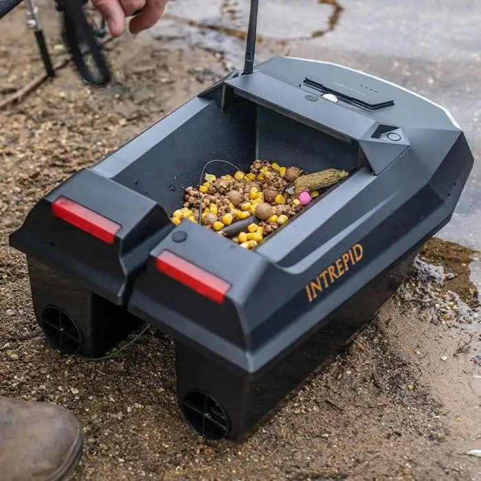 Warum unser Lagerbestand von 1000 Futterbooten Ihre Wartezeit verkürzt